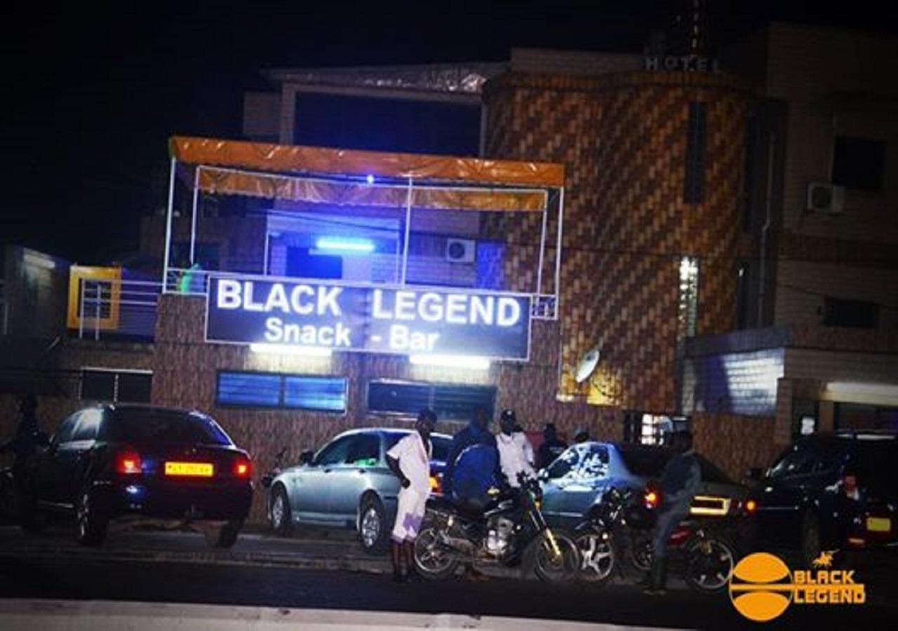 Hotel Black Legend ดูอาลา ภายนอก รูปภาพ